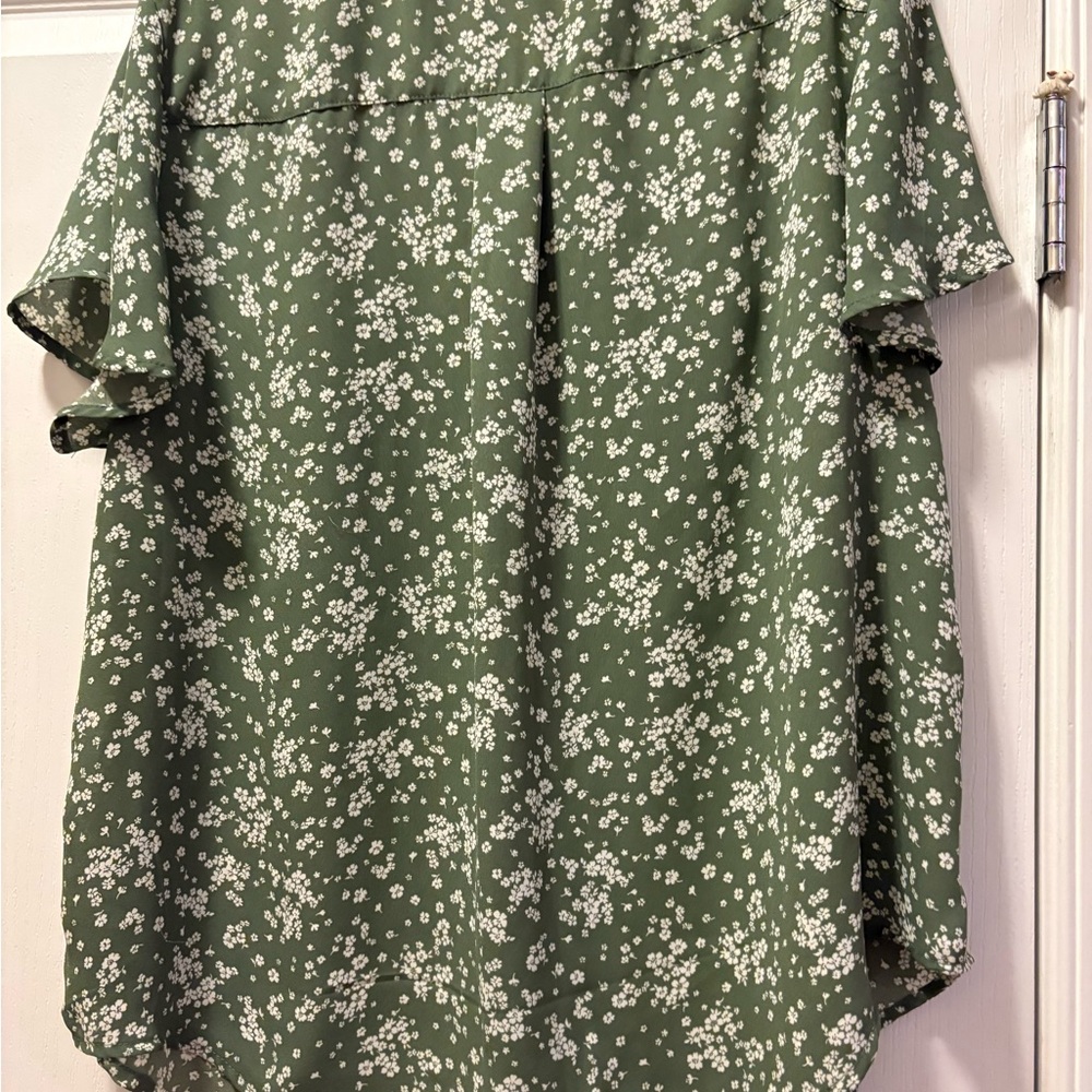 Torrid olive green Floral Blouse with light beige flowers size 1+ - Picture 2 of 3